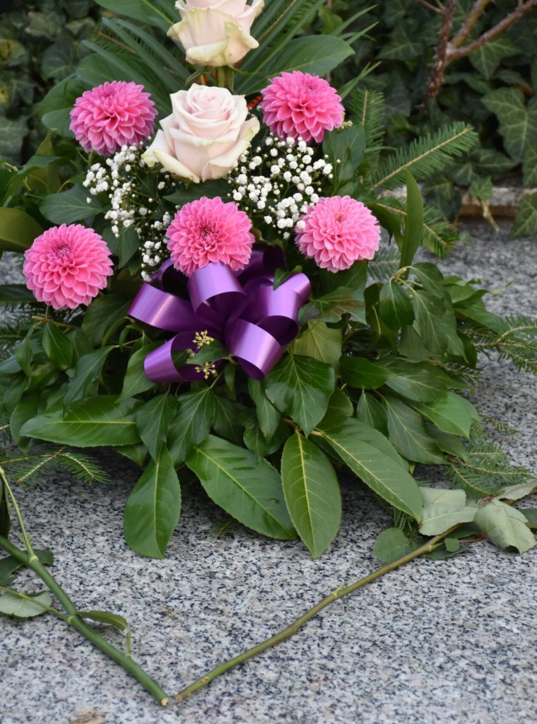 tomb-decorated-with-a-flower-arrangement-2026-01-08-22-06-21-utc